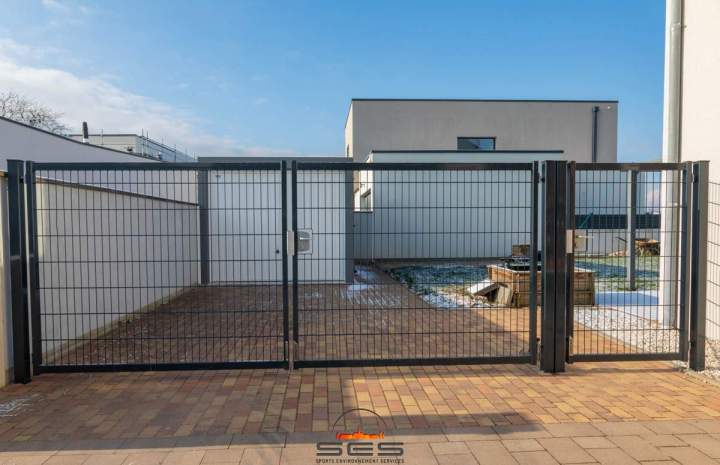 Portail pivotant et portillon grillagés